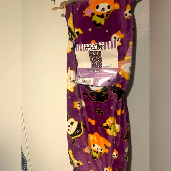 Purple Kuromi and Friends Halloween throw dressed - Picture 1 of 5